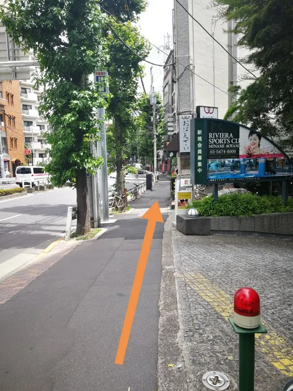 フランフラン横の道を下って進む方向を示した写真（オレンジ矢印付き）