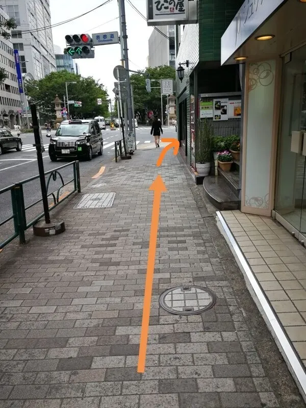 表参道駅A4出口を出て右に曲がる方向を示した写真（オレンジ矢印付き）