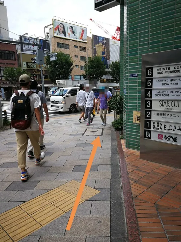 表参道A4出口から進んだ先の角を右に曲がる様子（オレンジ矢印付き）