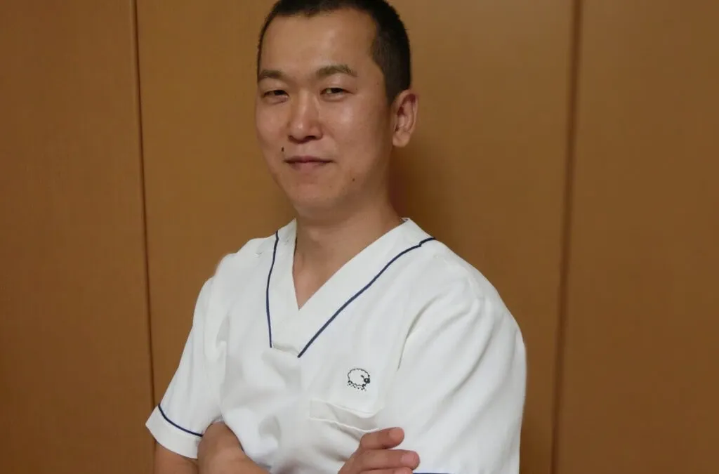 鍼灸師の李哲が笑顔で写っているプロフィール写真